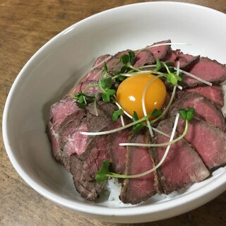 卵黄のっけ濃厚ローストビーフ丼